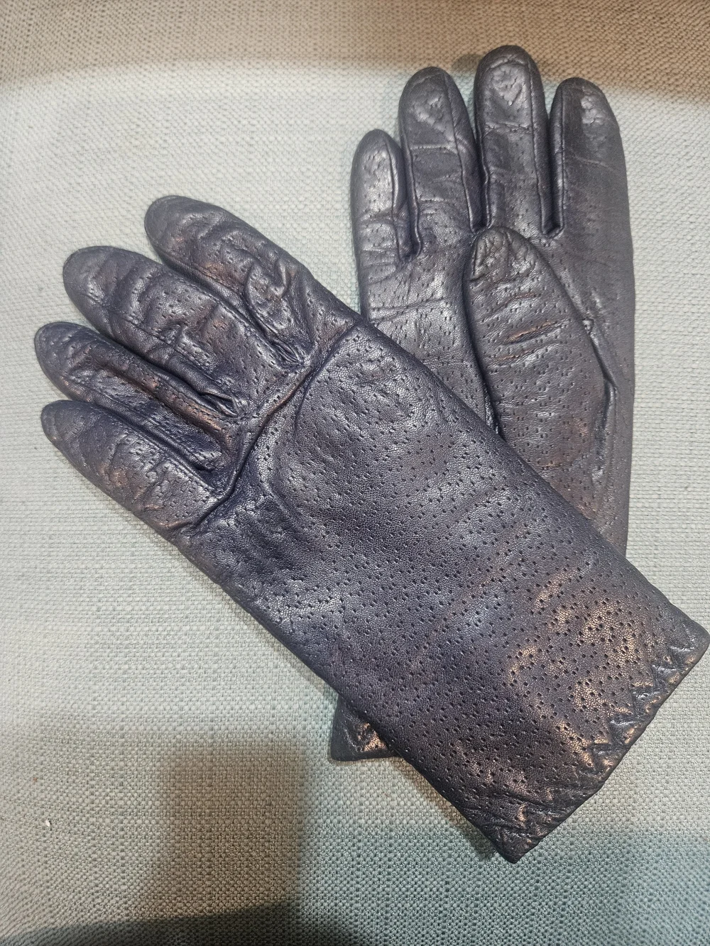 Vintage Leather Gloves - Picture 2 of 8